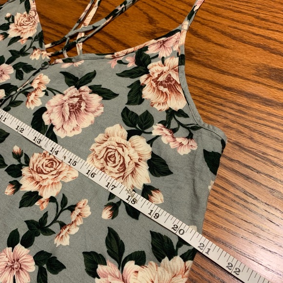 Women’s American Eagle cross cross tank top - Picture 3 of 4